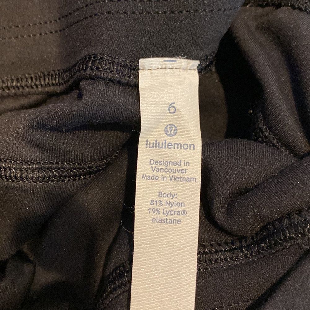 Lululemon 6 Capri Pant Black with Pockets Stretchy  Soft Elastic Waist - Picture 4 of 4